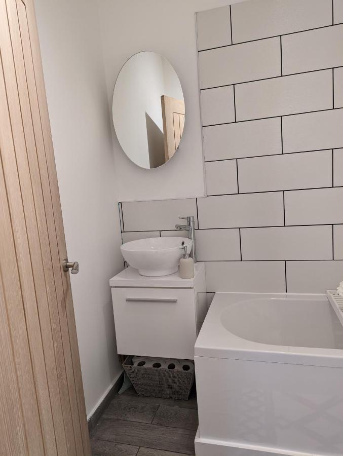 Amprenta Apartment - Gorgeous Interior Designed 1 Bedroom Home บอร์นมัธ ภายนอก รูปภาพ