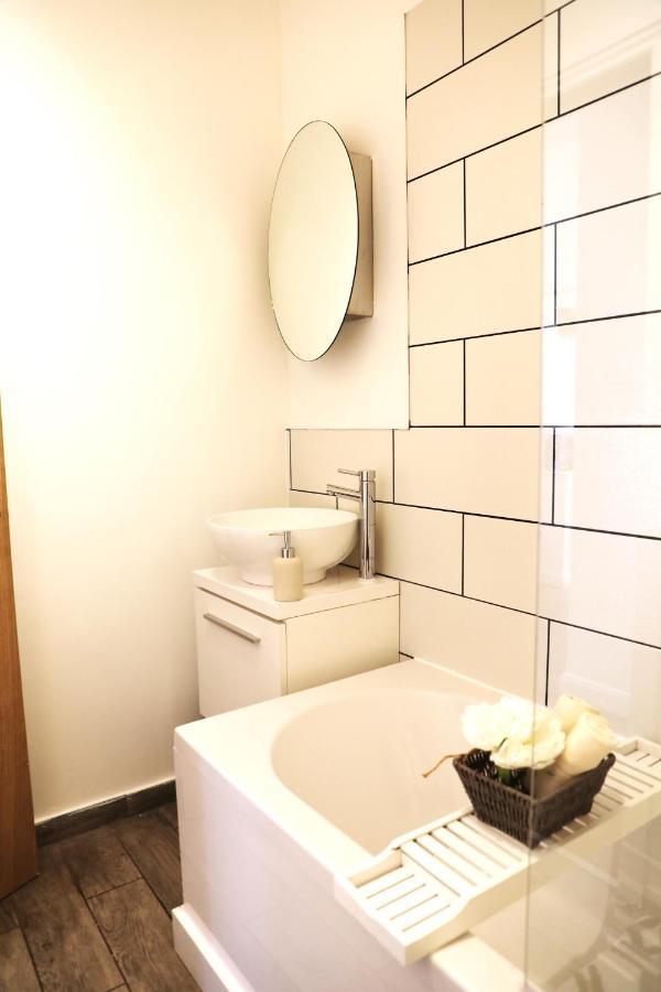 Amprenta Apartment - Gorgeous Interior Designed 1 Bedroom Home บอร์นมัธ ภายนอก รูปภาพ